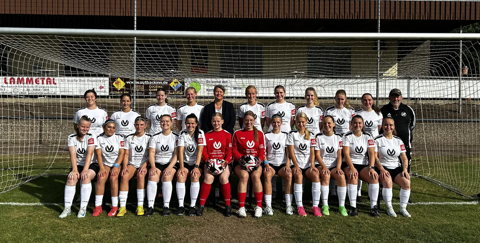 Die Frauenmannschaft des SSV Förste feiert die Kreismeisterschaft 2025